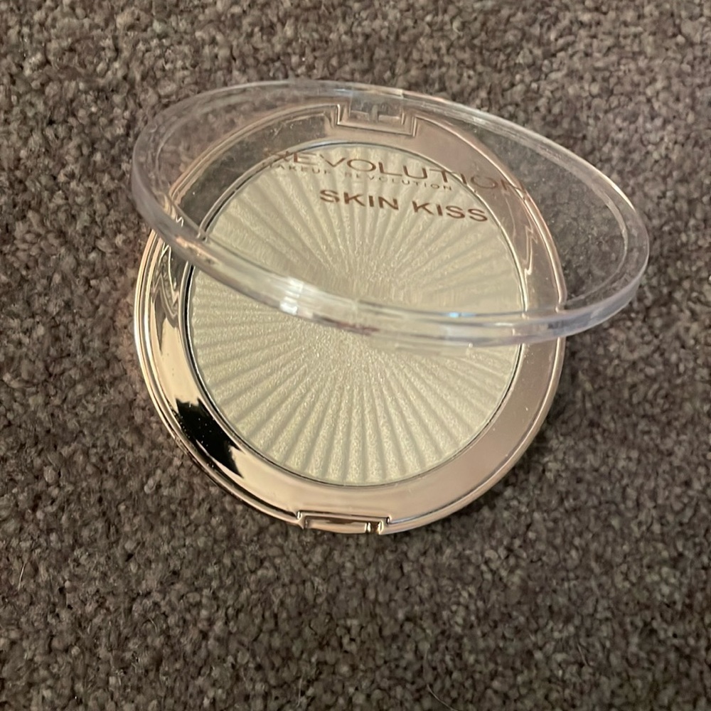 REVOLUTION makeup highlighter